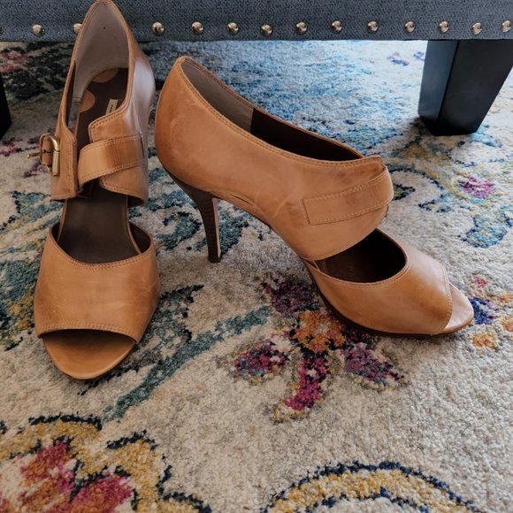 Tan heels - Picture 8 of 11